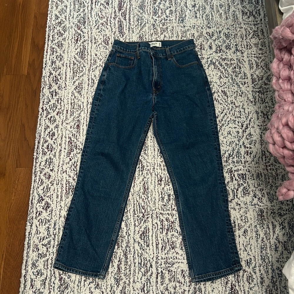 Abercrombie and Fitch - The Ankle Straight Ultra High Rise, size 4